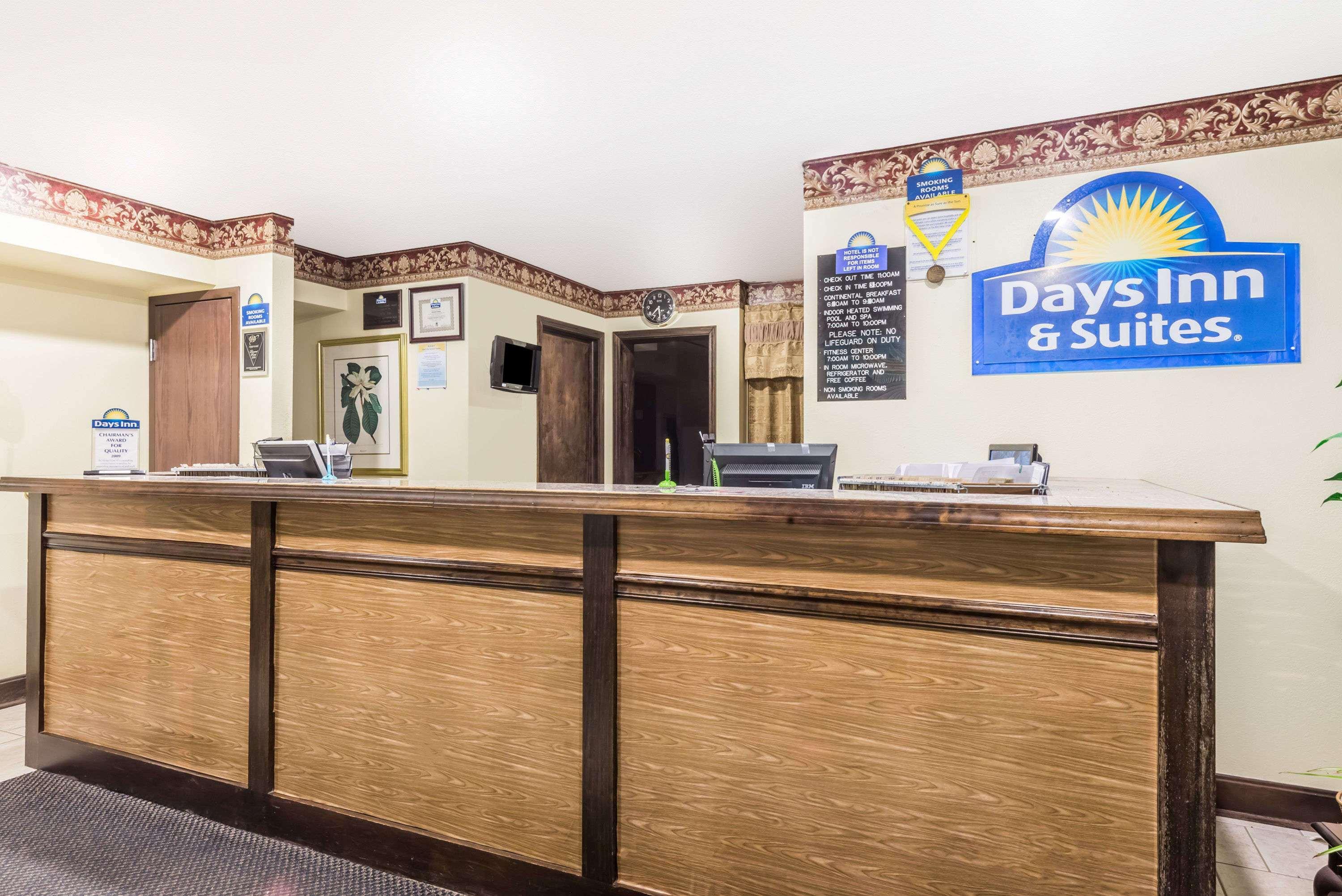 Days Inn & Suites By Wyndham Youngstown / Girard Ohio Buitenkant foto